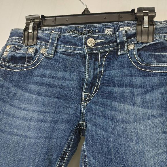 Miss Me Signature Skinny Jeans Womens 29 Medium Wash Studded.
Waist 16"
Rise 8.5 - Picture 7 of 8